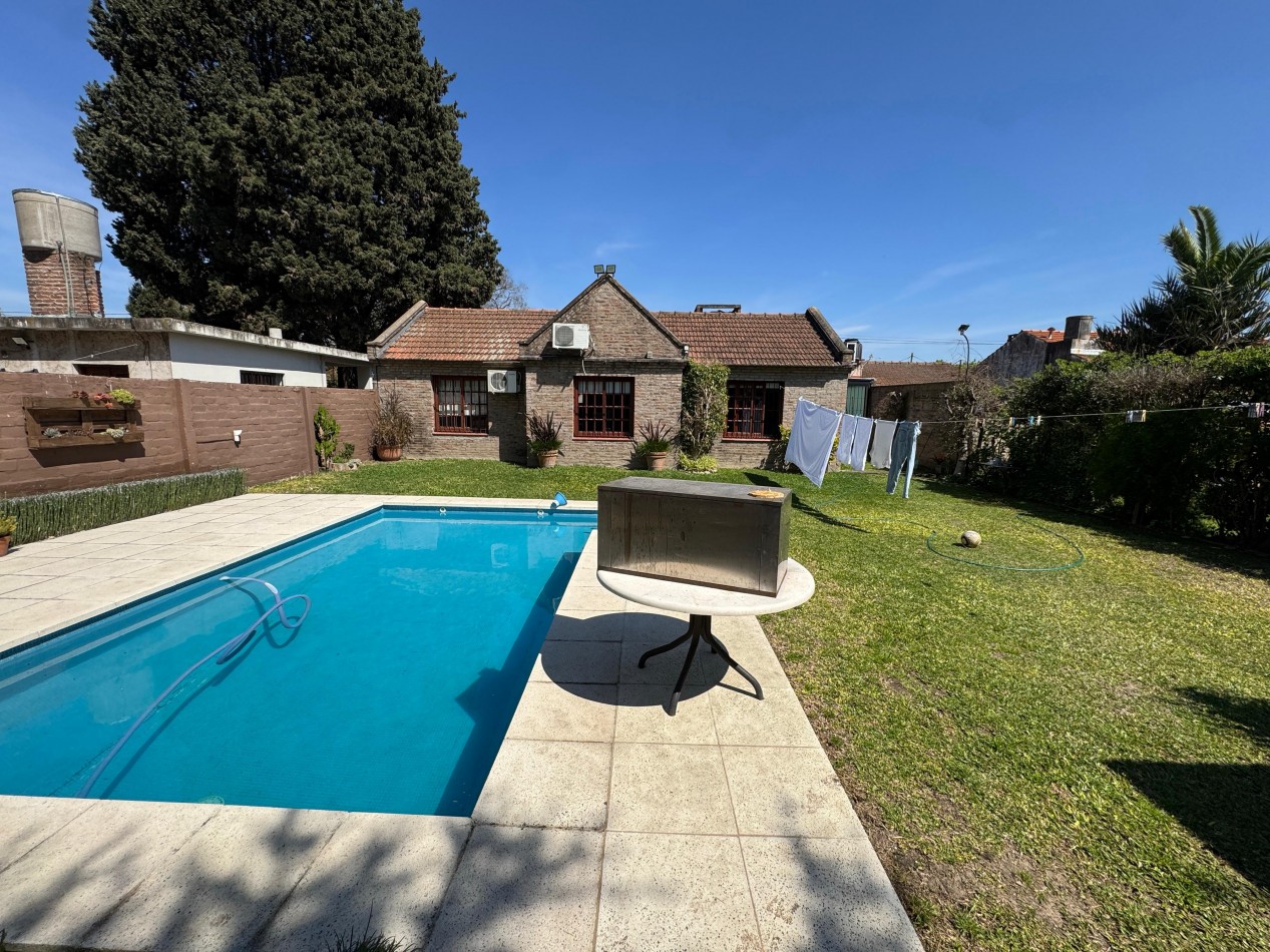 Hermosa casa con jardin de invierno, quincho y piscina