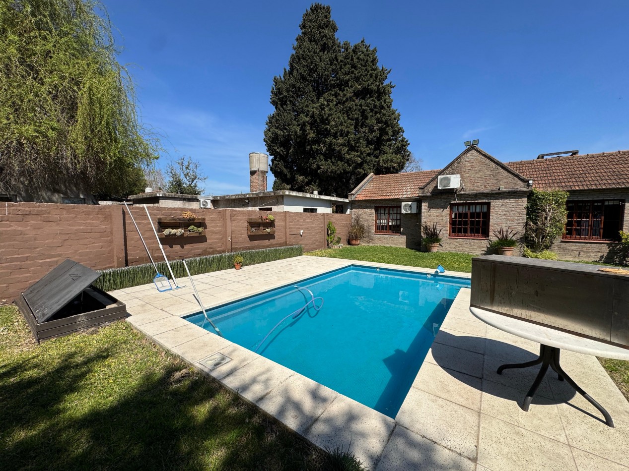 Hermosa casa con jardin de invierno, quincho y piscina