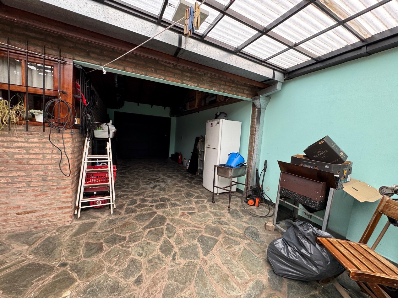 Hermosa casa con jardin de invierno, quincho y piscina
