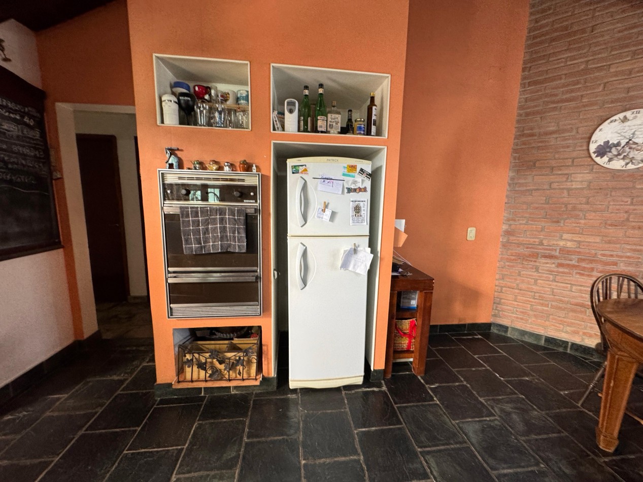 Hermosa casa con jardin de invierno, quincho y piscina