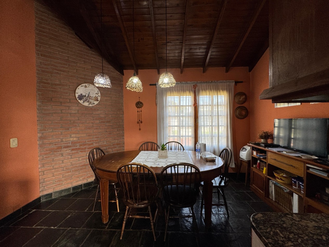Hermosa casa con jardin de invierno, quincho y piscina