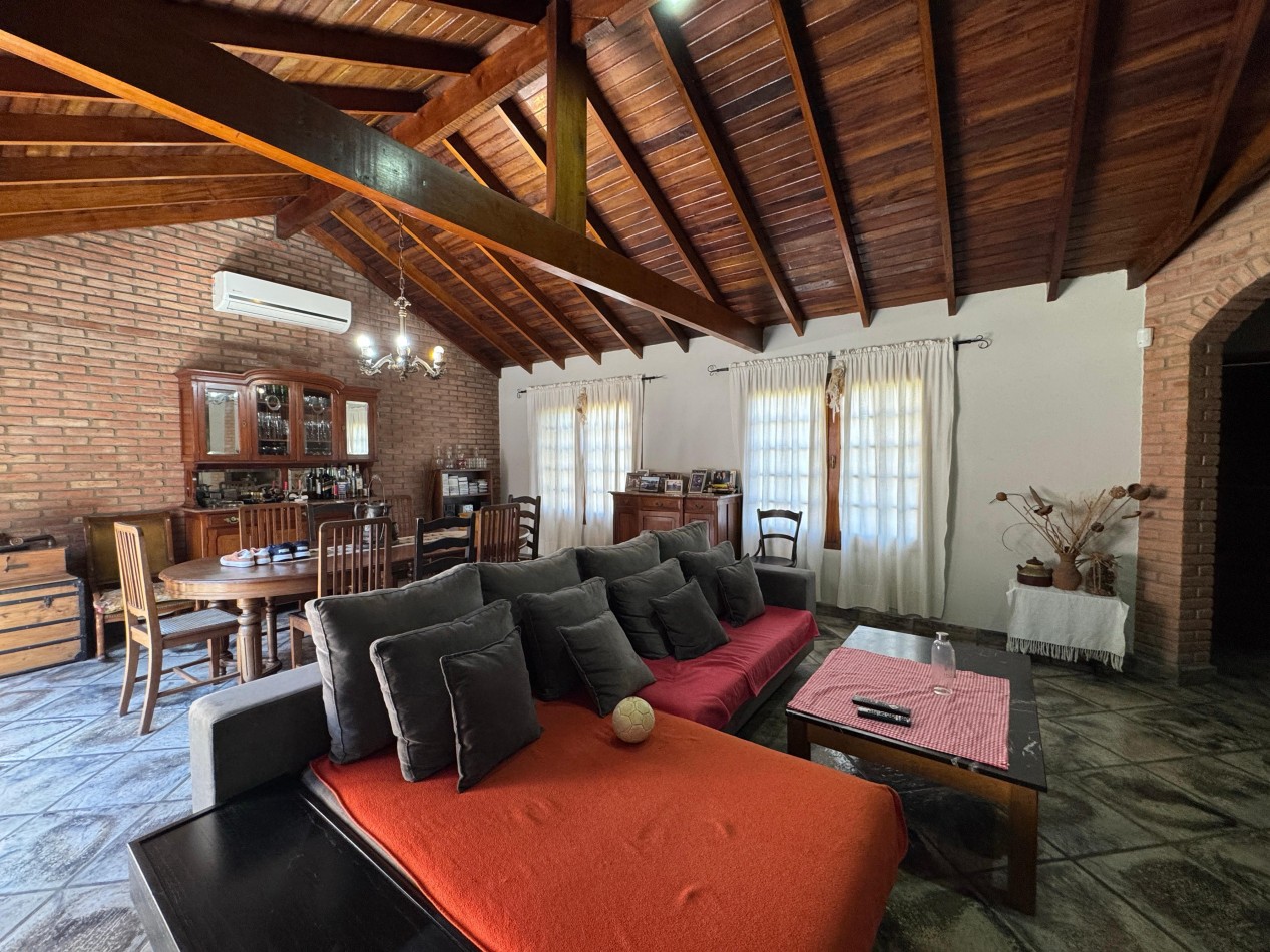 Hermosa casa con jardin de invierno, quincho y piscina