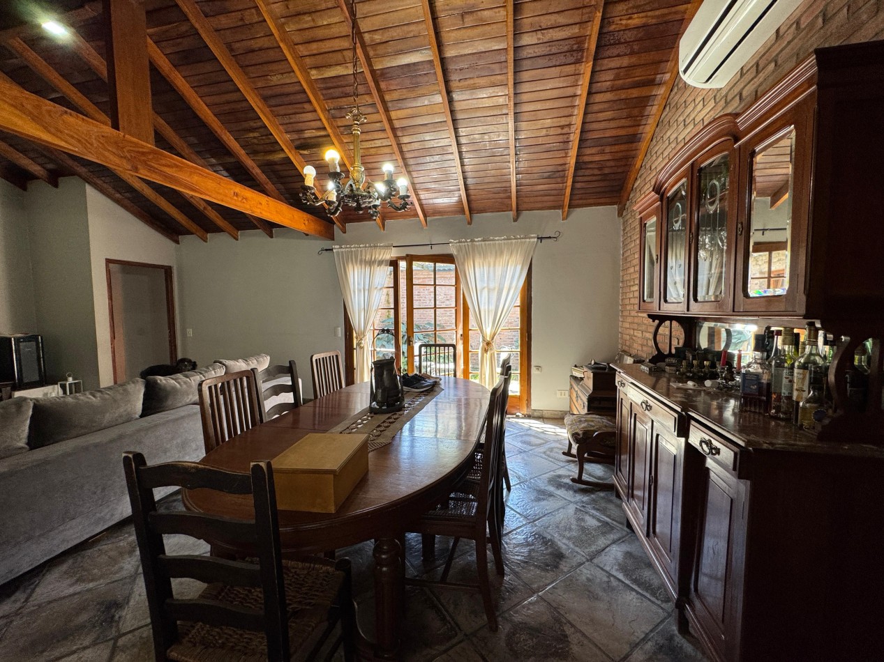 Hermosa casa con jardin de invierno, quincho y piscina