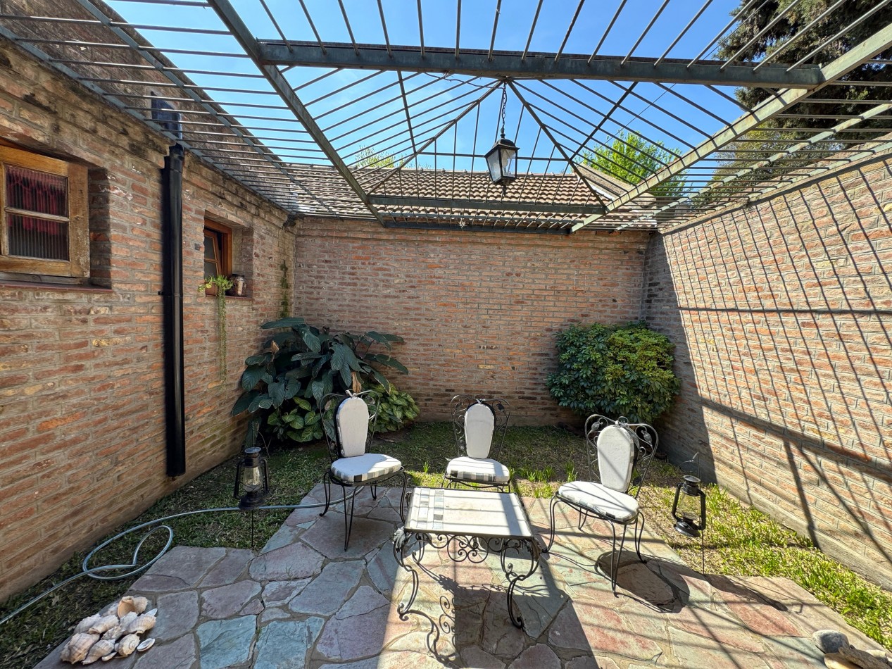 Hermosa casa con jardin de invierno, quincho y piscina