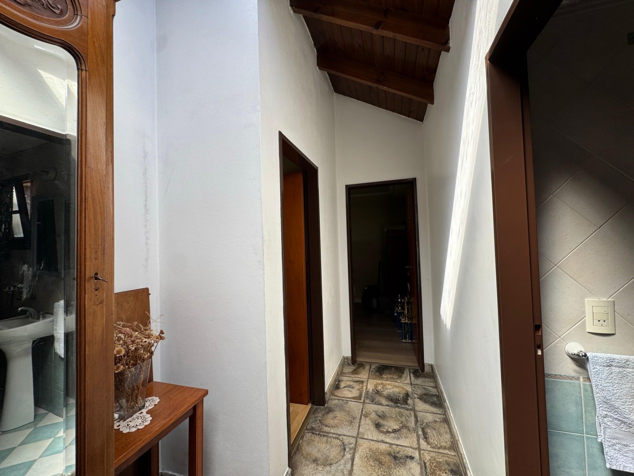 Hermosa casa con jardin de invierno, quincho y piscina