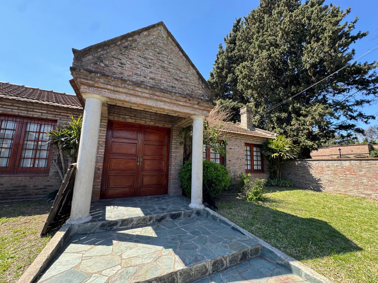 Hermosa casa con jardin de invierno, quincho y piscina