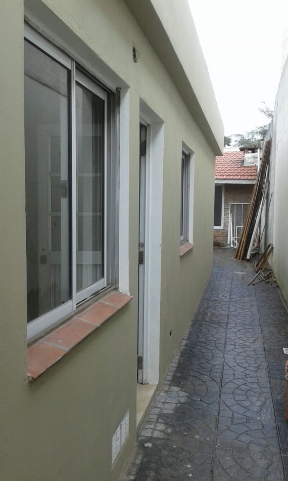 Casa al fondo 4 ambientes con pileta y quincho