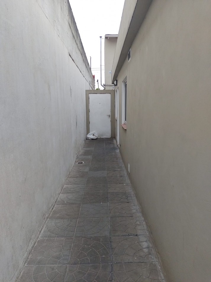 Casa al fondo 4 ambientes con pileta y quincho