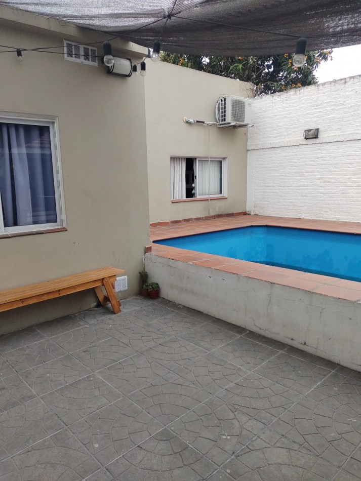 Casa al fondo 4 ambientes con pileta y quincho