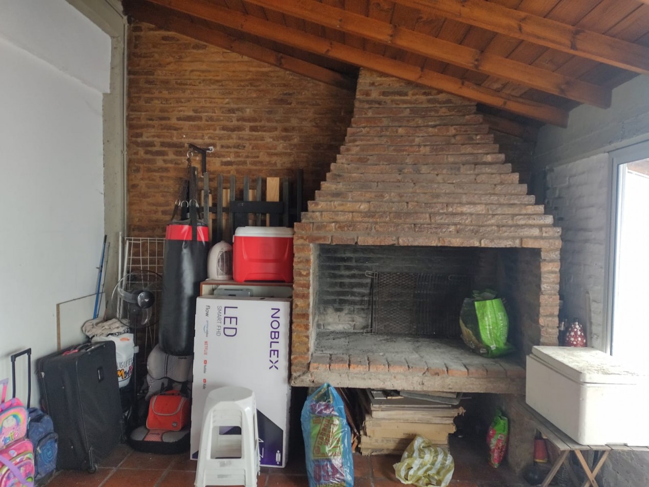 Casa al fondo 4 ambientes con pileta y quincho