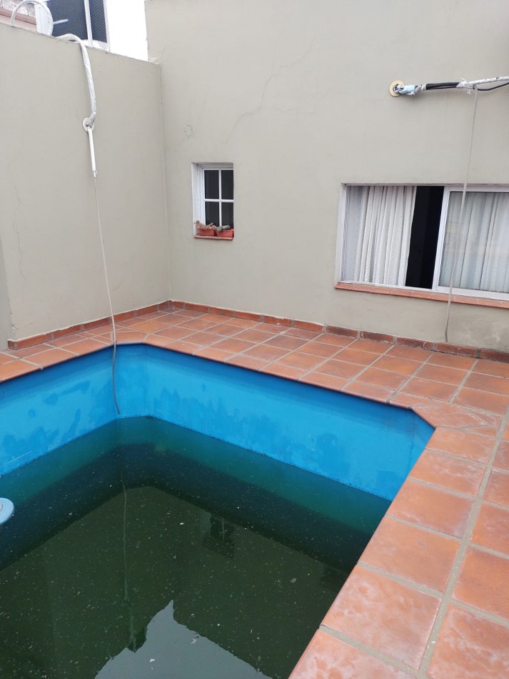 Casa al fondo 4 ambientes con pileta y quincho