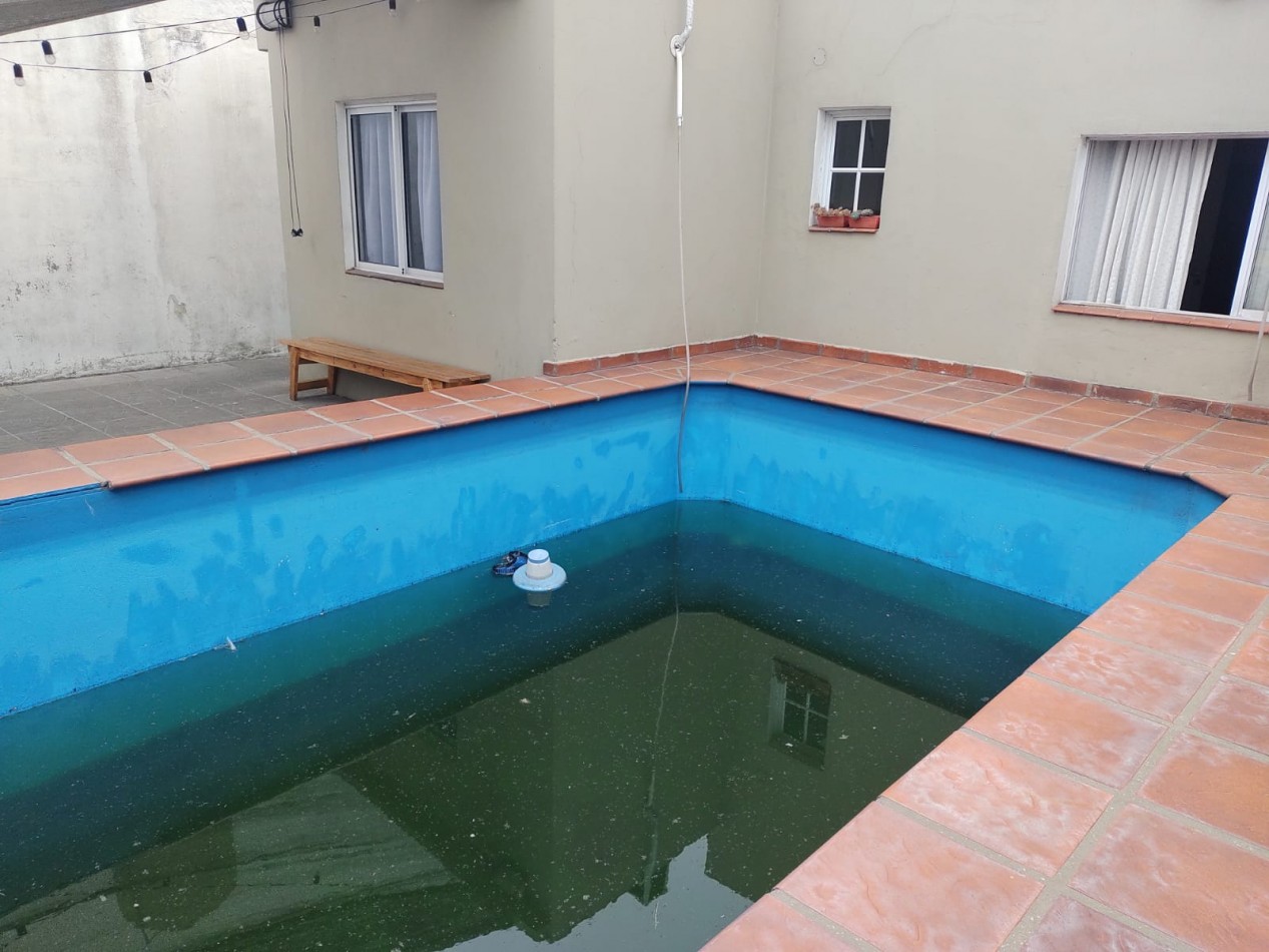 Casa al fondo 4 ambientes con pileta y quincho