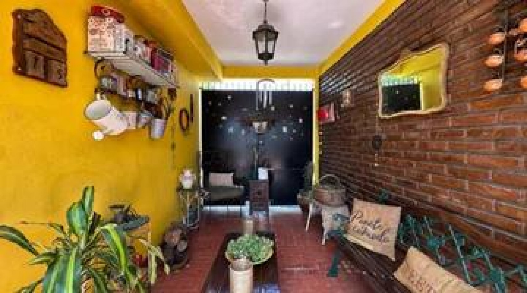 Casa en esquina con patio y cochera