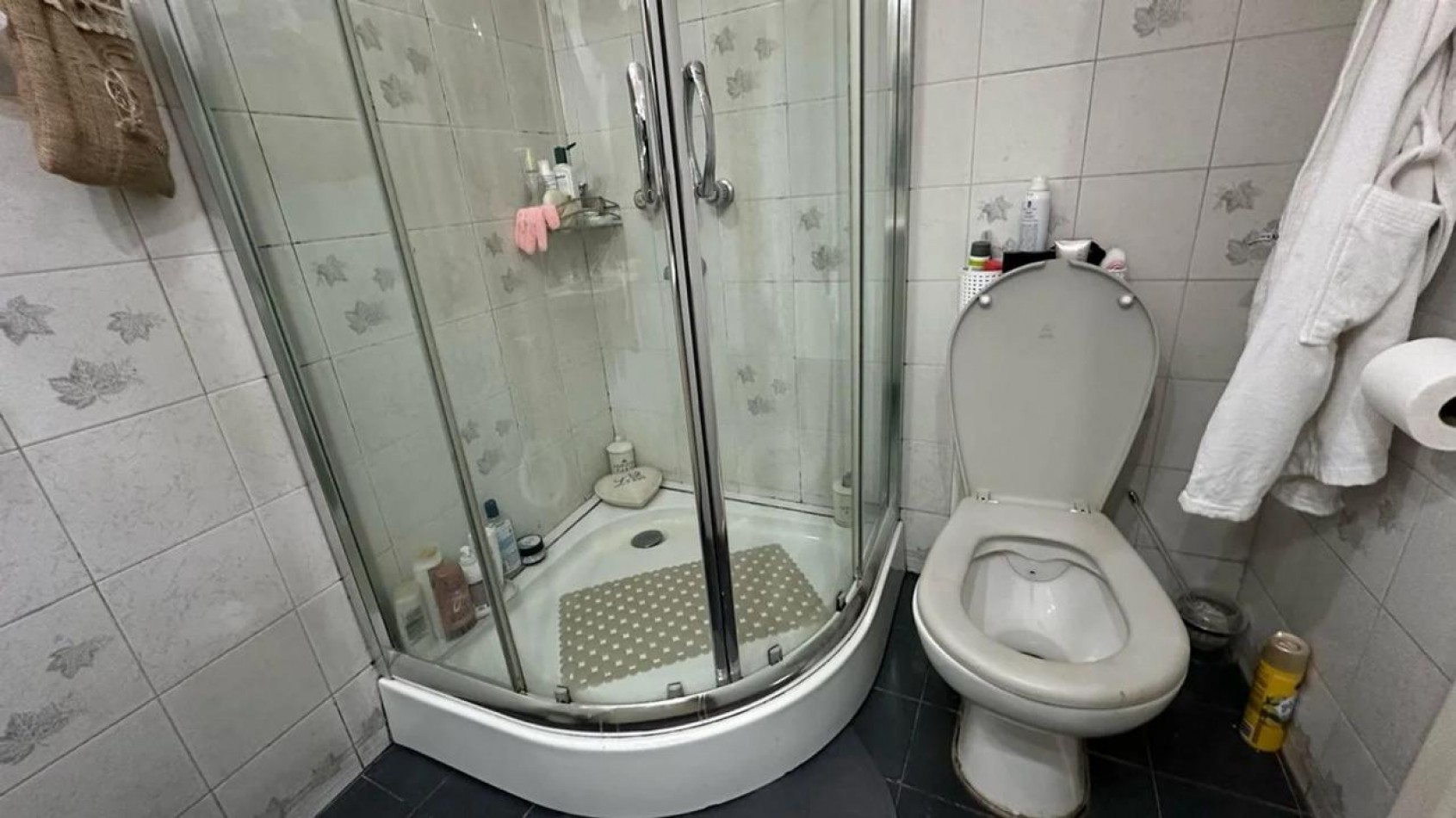 Casa en esquina con patio y cochera