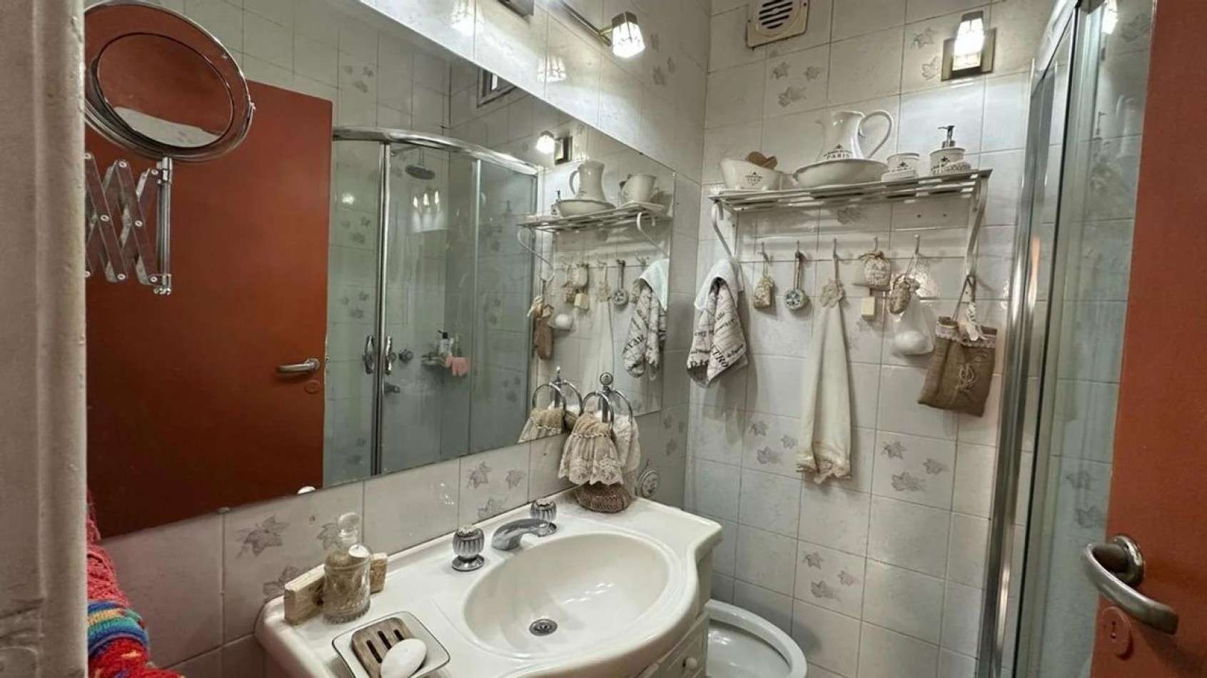 Casa en esquina con patio y cochera