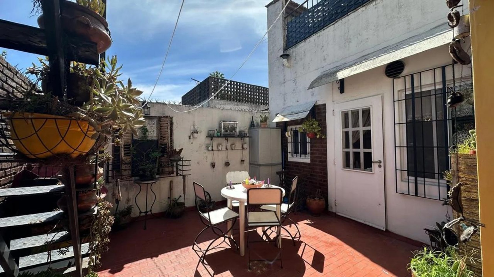 Casa en esquina con patio y cochera