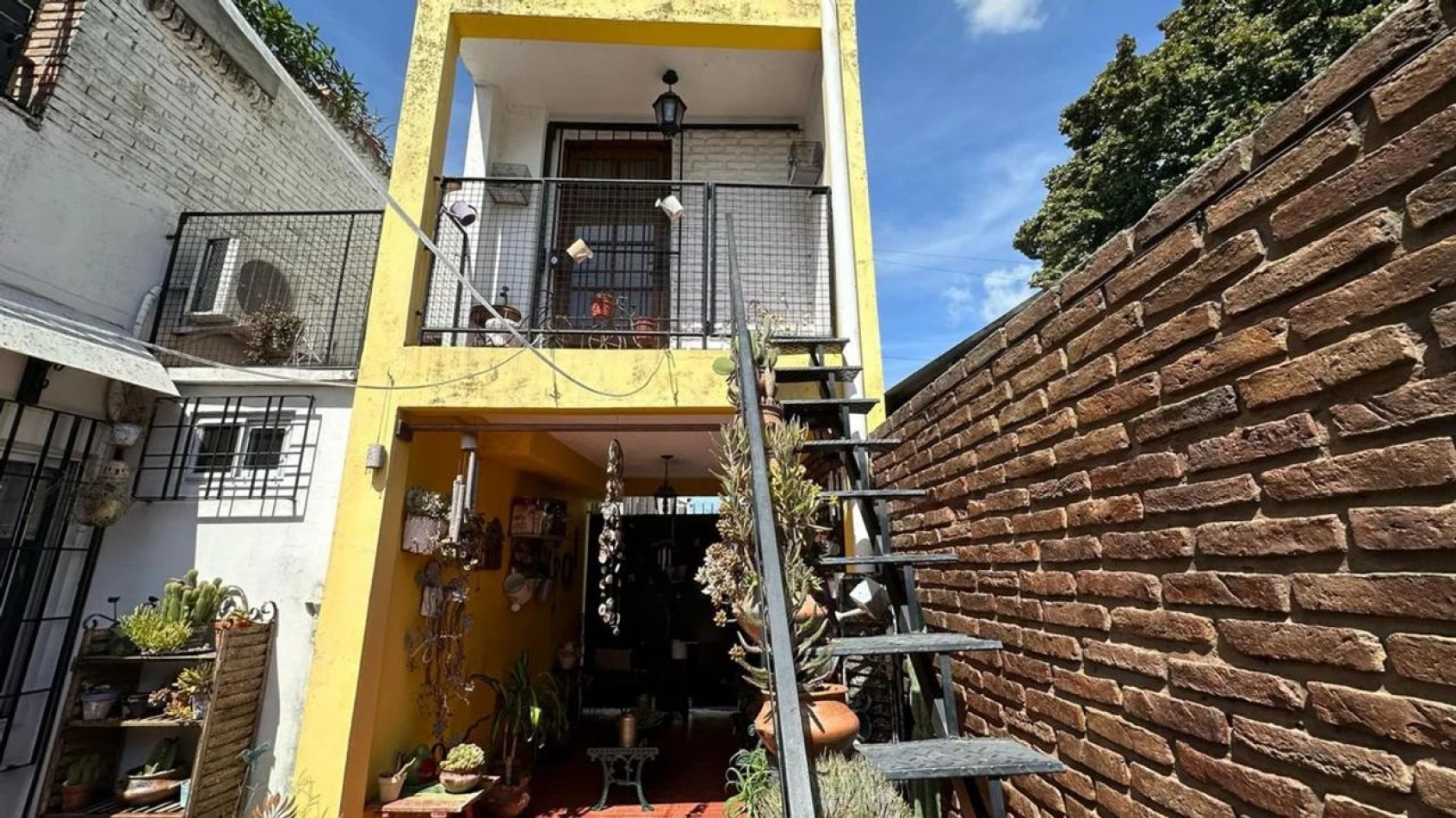 Casa en esquina con patio y cochera