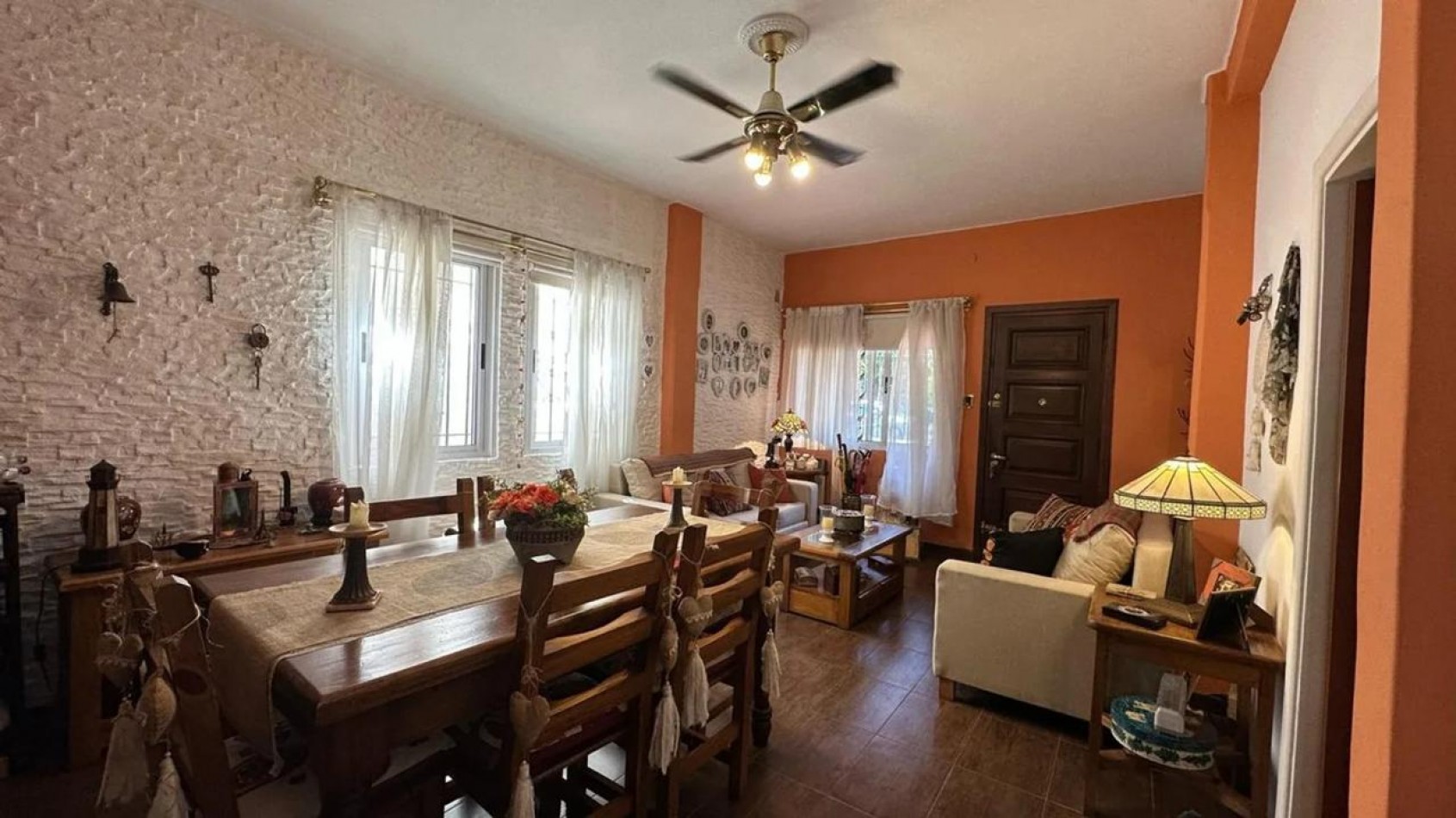 Casa en esquina con patio y cochera