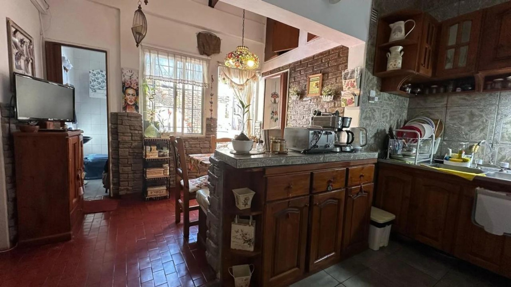 Casa en esquina con patio y cochera