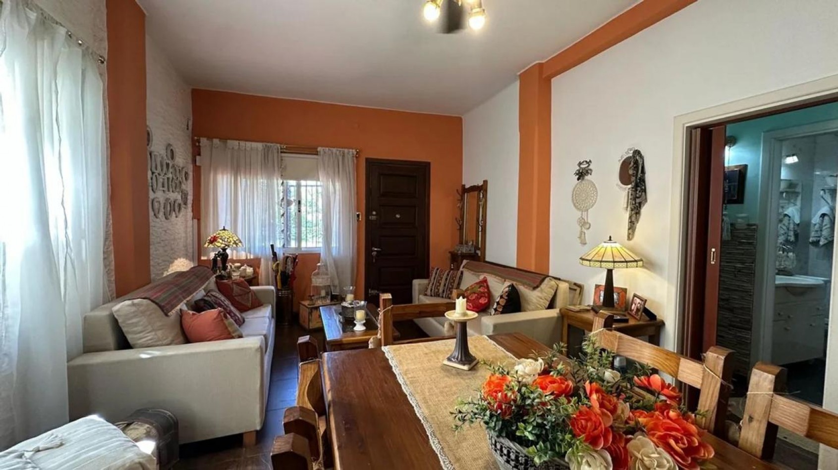 Casa en esquina con patio y cochera