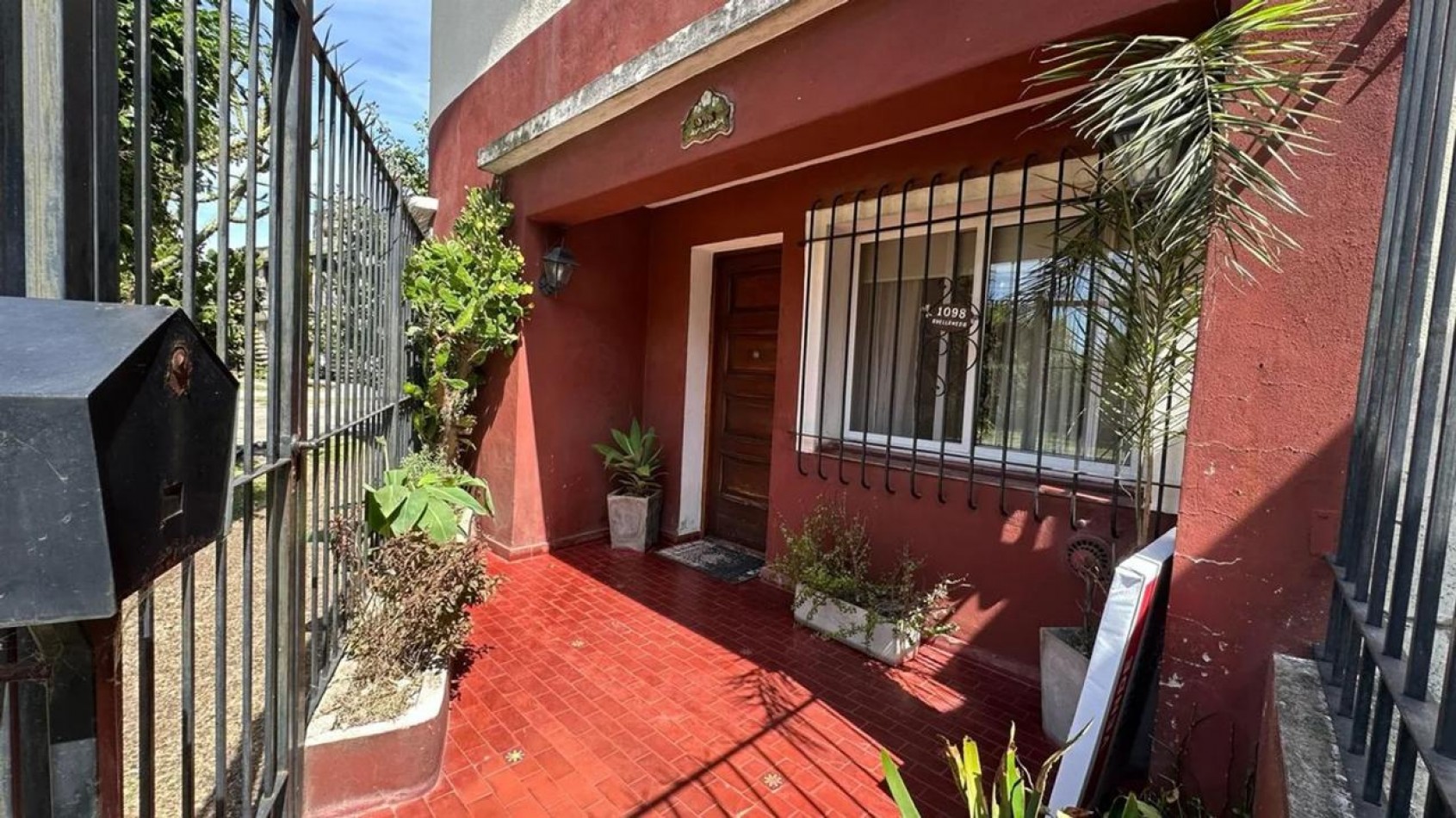 Casa en esquina con patio y cochera