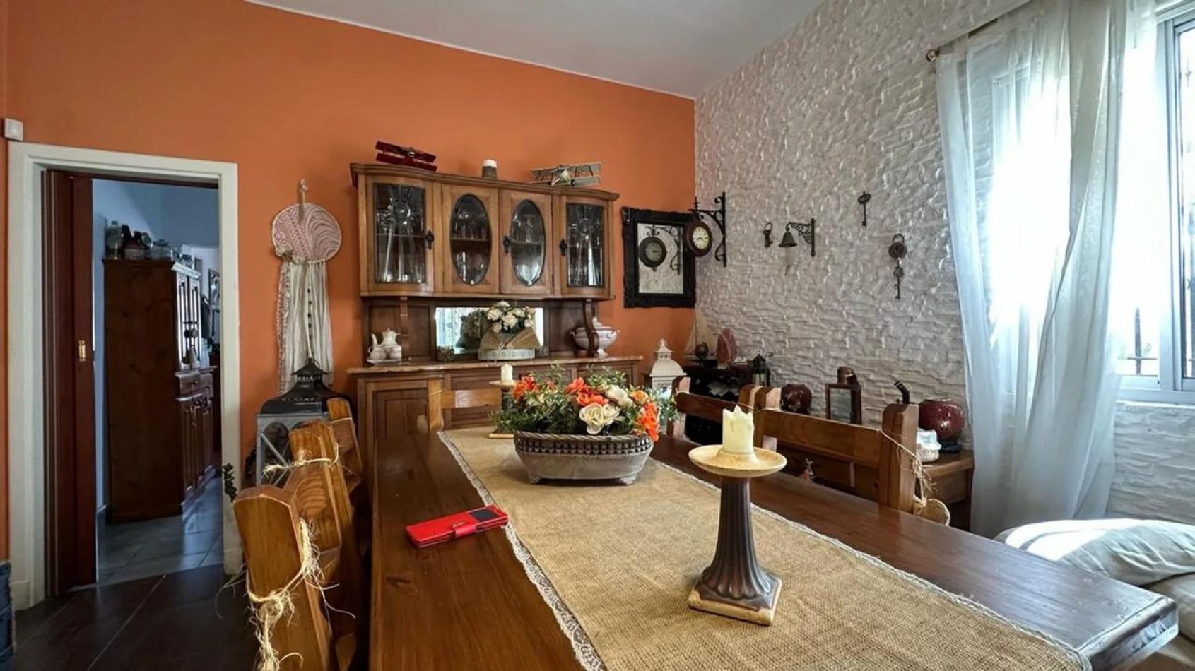 Casa en esquina con patio y cochera