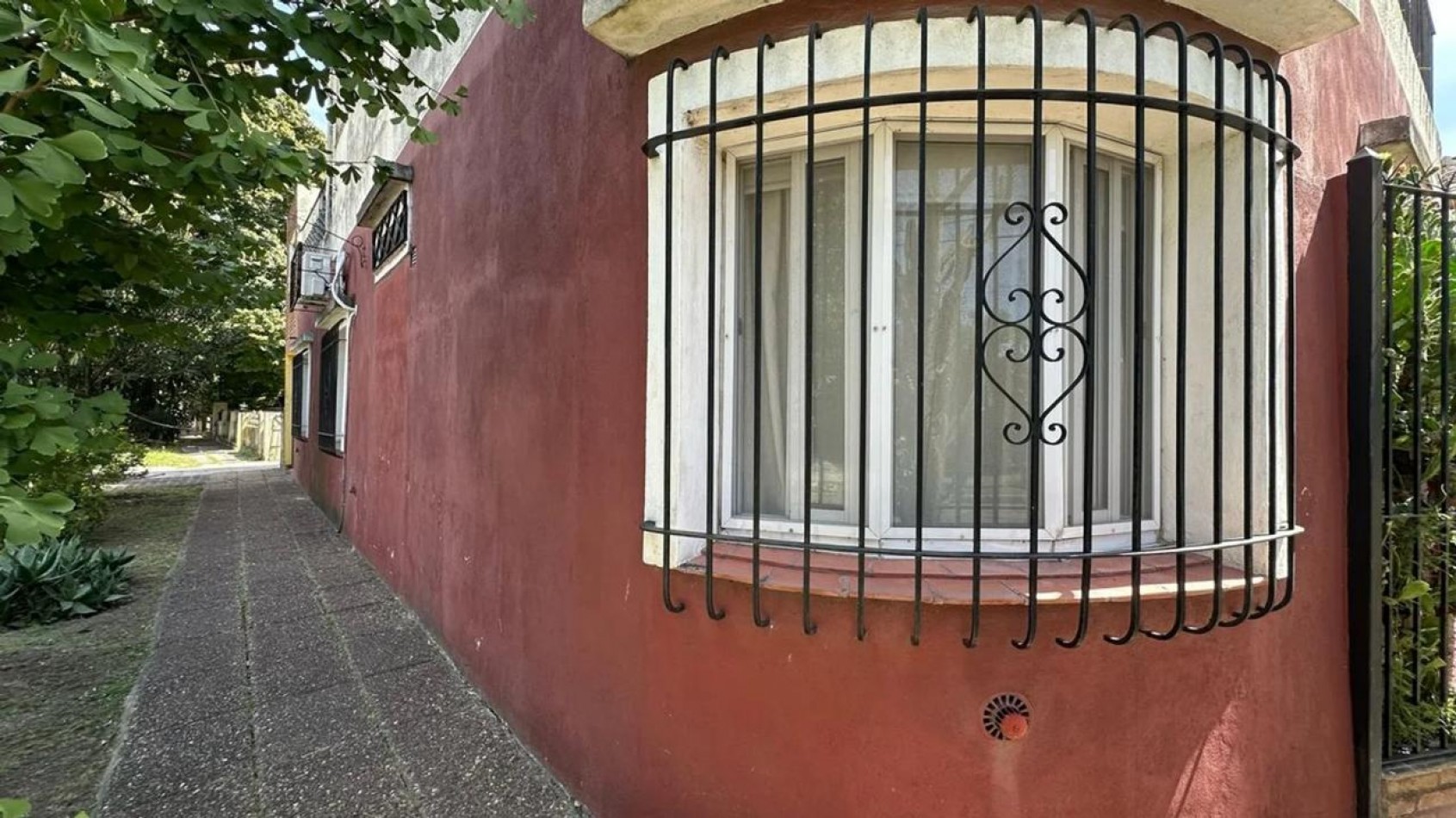 Casa en esquina con patio y cochera