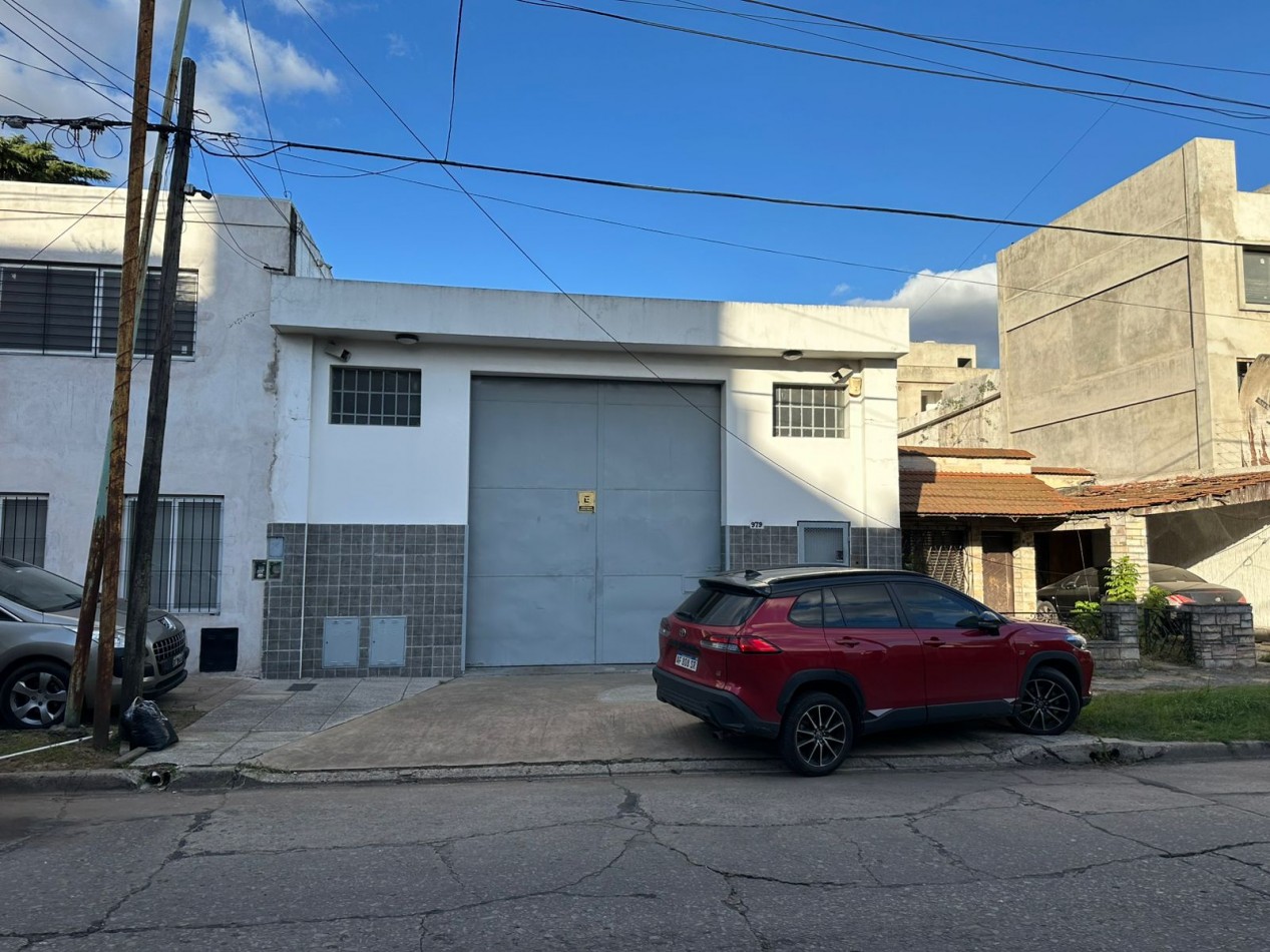 Casa 4 ambientes con deposito al frente
