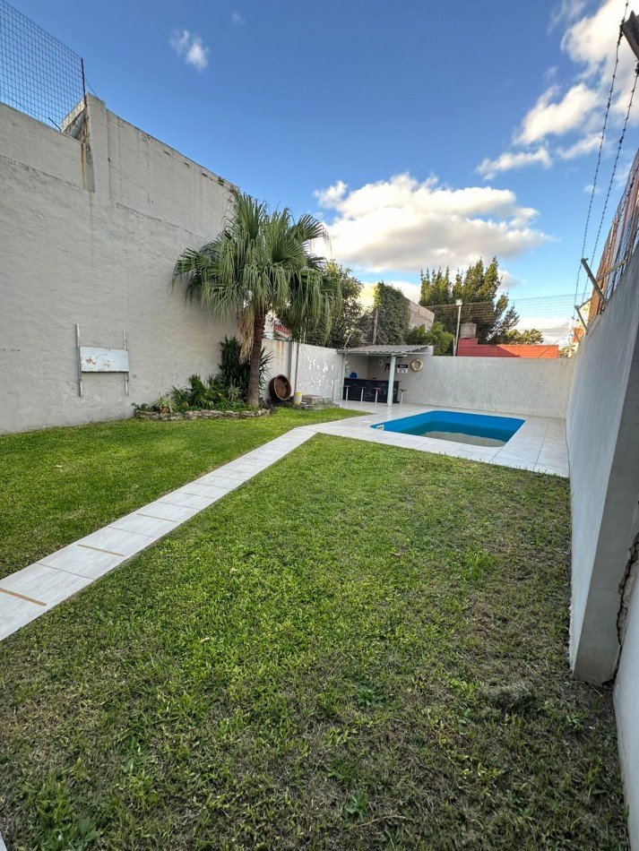 Casa 4 ambientes con deposito al frente
