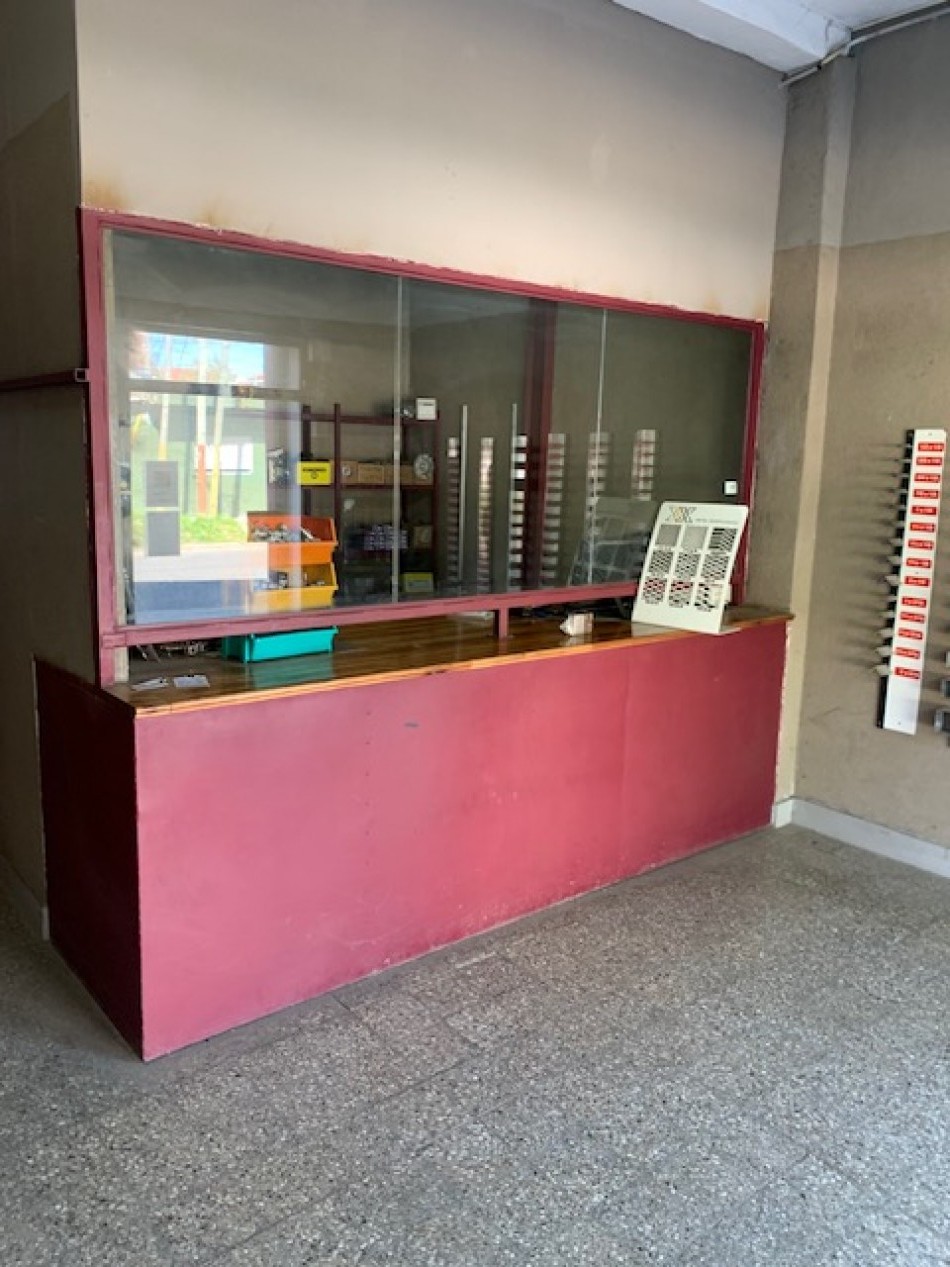 Galpon con local, oficina y potencial vivienda.