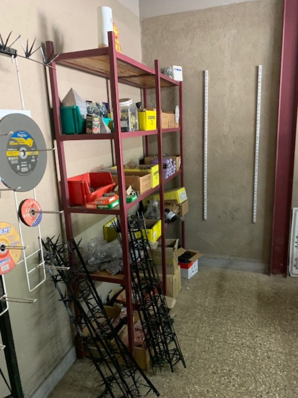 Galpon con local, oficina y potencial vivienda.