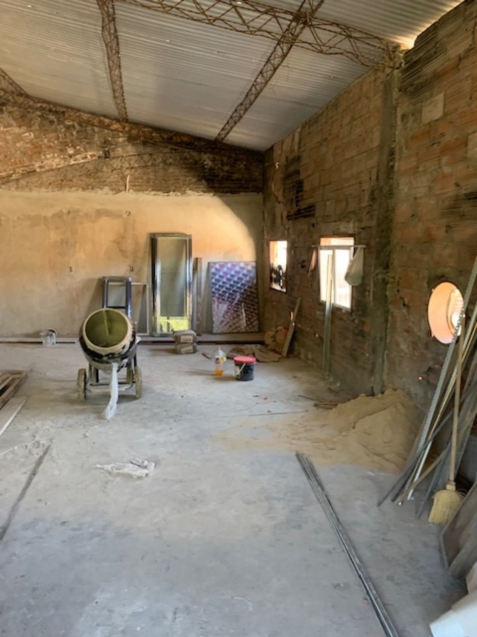 Galpon con local, oficina y potencial vivienda.