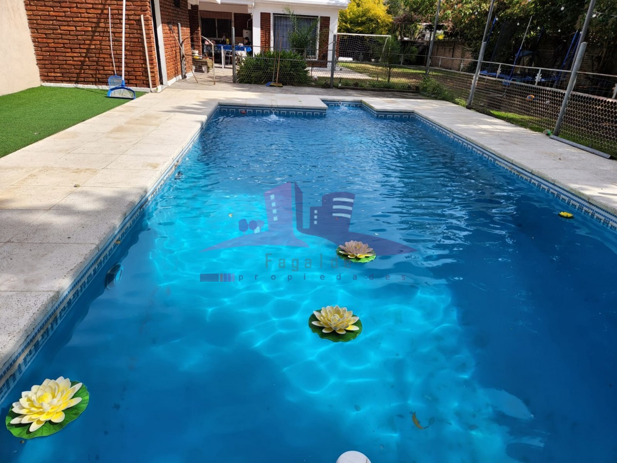 Hermosa quinta con amplio fondo y pileta