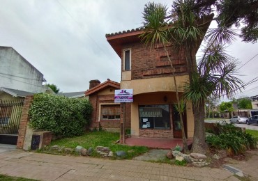 Gran casa 5 ambientes en esquina con piscina