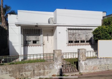 Casa de 3 ambientes con fondo 
